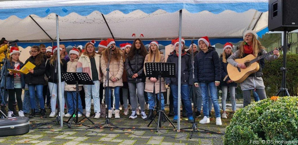 Blinkende Ohrringe, Weihnachtsmützen und 35 Sängerinnnen und Sänger der IGS Horhausen