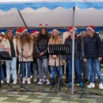 Blinkende Ohrringe, Weihnachtsmützen und 35 Sängerinnnen und Sänger der IGS Horhausen